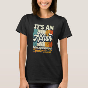 Camiseta Homens É Uma Coisa de Adrian Você Não Iria Entende