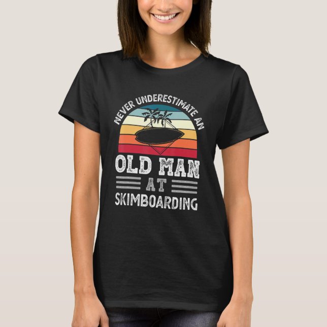 Camiseta Homens Nunca Subestimam Um Velho Em Skimboardin (Frente)