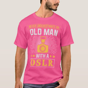 Camiseta Homens Nunca Subestime Um Homem Idoso Com Uma Câme