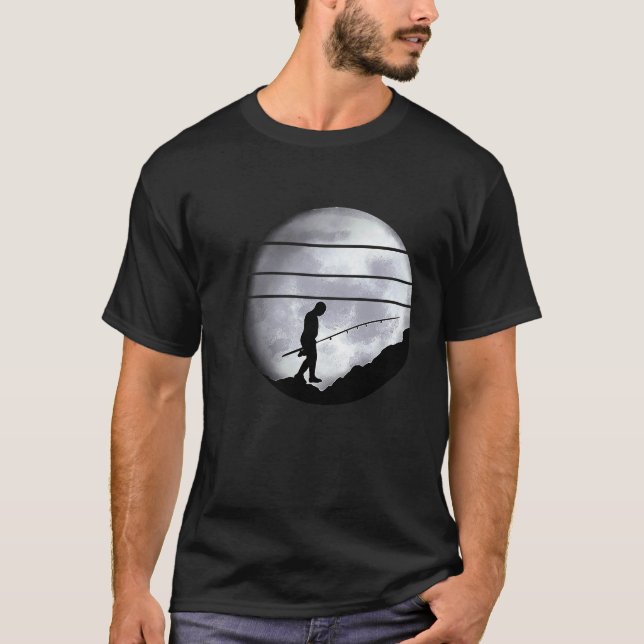 Camiseta Homens Pescam à Noite Com a Lua Brilhando Forte Pa (Frente)