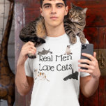 Camiseta Homens Reais Adoram Gatos<br><div class="desc">Este design foi criado através da arte digital. Você pode mudar o estilo desta camisa escolhendo Mais > sob a opção de estilo. Ele pode ser personalizado clicando no botão personalizar e alterando a cor, adicionando um nome, iniciais ou suas palavras favoritas. Entre em contato comigo em colorflowcreations@gmail.com se você...</div>