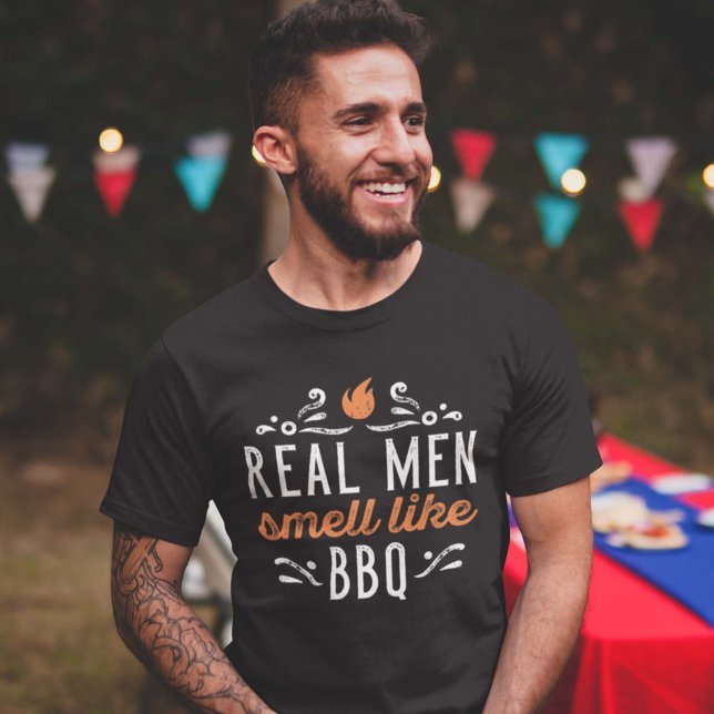 Camiseta Homens Reais Cheiram A CHURRASCO (Criador carregado)