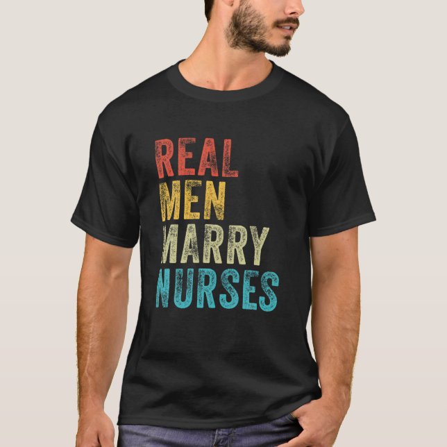 Camiseta Homens Reais Enfermeiram Futura Mulher Marido Enga (Frente)