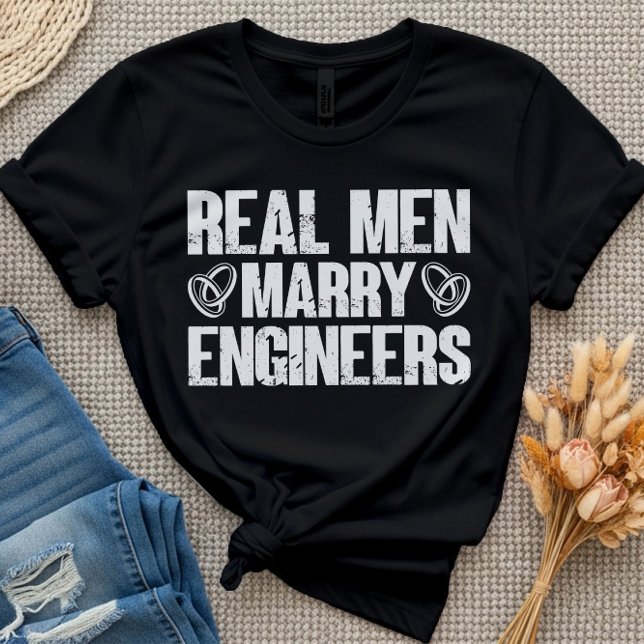 Camiseta Homens Reais Engenheiros Casados Esposa de Engenhe (Criador carregado)
