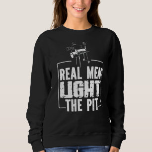 Camiseta Homens Verdadeiros Acendem O Poço Para Um Pitmaste