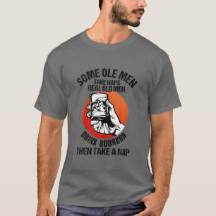 Camiseta Homens Verdadeiros Bebem Bourbon E Depois Dão Uma 