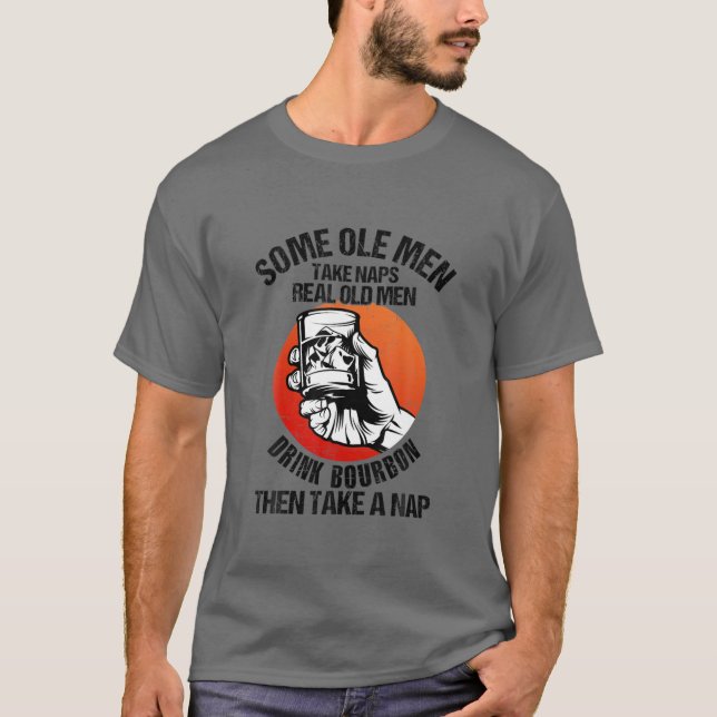 Camiseta Homens Verdadeiros Bebem Bourbon E Depois Dão Uma  (Frente)