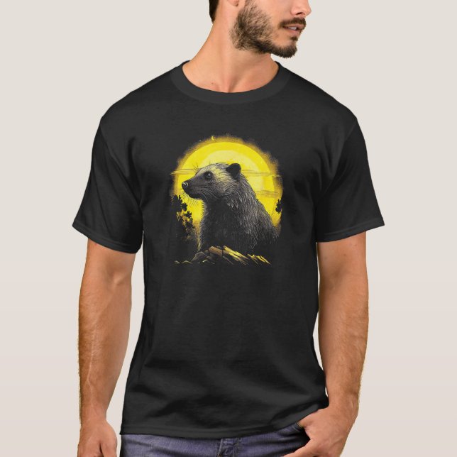 Camiseta Honey Badger With Full Moon in Background (Frente)