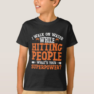 Camiseta Hóquei no Gelo Vintage Eu Ando na Água Enquanto Ba