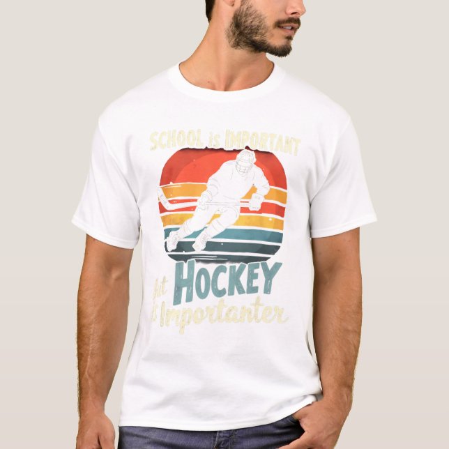 Camiseta Hóquei Prioridade Sobre a Escola Engraçado (Frente)