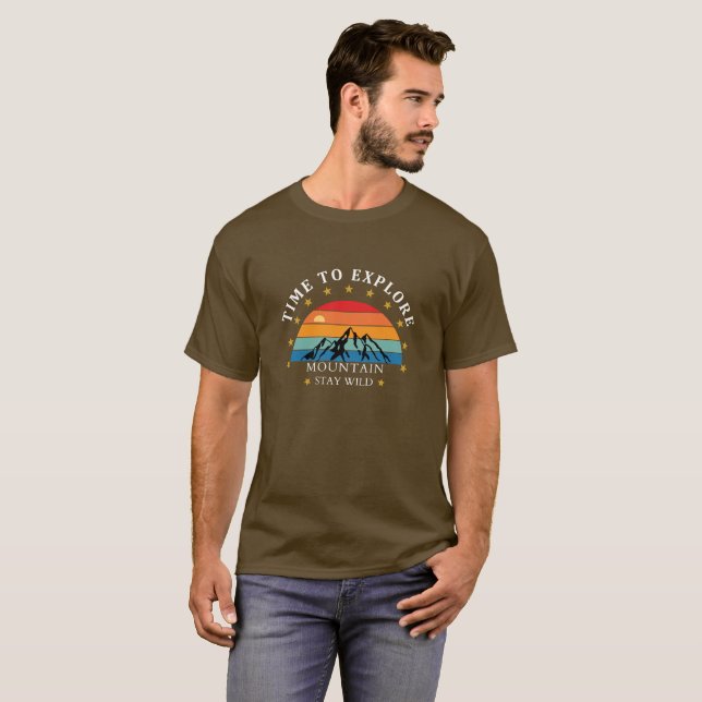 Camiseta Hora de Explorar Montanha – Retro Hiking  (Frente Completa)