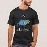 Camiseta Hora do Chanucá/Camisa de Cor Escura<br><div class="desc">Camisa "Hora do Latke". Personalize eliminando o texto e adicionando o seu próprio texto. Use a cor, o estilo e o tamanho da fonte favoritos. Obrigados para parar e comprar! Muito apreciado. Feliz Chanukah/Hanukkah!! Estilo: Camisa Escura Básica Confortável, casual e flexível, nossa camiseta cor escura pesada se tornará rapidamente um...</div>
