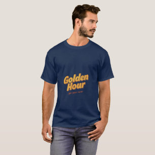 Camiseta Hora Dourada Retro - Tipografia Groovy Estética do