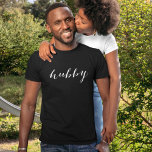 Camiseta Hubby Modern White Script Black Mens<br><div class="desc">Camisa simples e bonita de "hubby" em um roteiro branco moderno. Compre nossa camisa "Wifey" correspondente.</div>