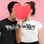 Camiseta Hubby Wifey Retro Correspondente Groovy Personaliz<br><div class="desc">Está procurando um aniversário ou um presente de dias de os namorados para seu marido ou esposa? Veja este Hubby Retro Wifey Correspondente a Groovy Personalizado T-Shirt. Você pode adicionar sua própria data de amor na camisa. Claro que também temos a camisa de hubby correspondente na nossa coleção, por isso,...</div>