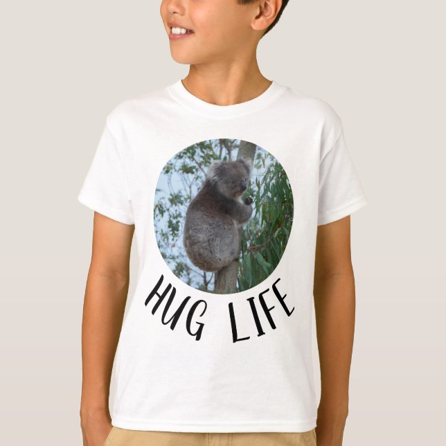 Camiseta Hug Life Cute Funny Koala em uma árvore (Frente)
