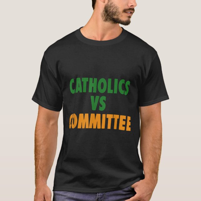 Camiseta Humor Católico Antigo Católicos Vs Comitês (Frente)