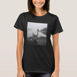 Camiseta Humor de Criptídeo Engraçado Gato Selfie Com Nessi