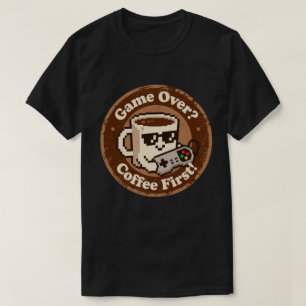 Camiseta Humor de Jogos Retrô "Café Primeiro!" & "Fim de Jo