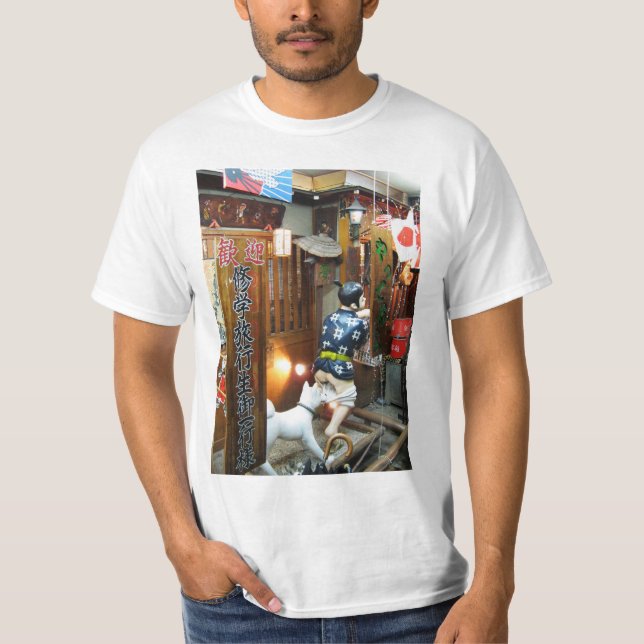 Camiseta Humor Japonês - Cachorros Puxando Calças Para Baix (Frente)