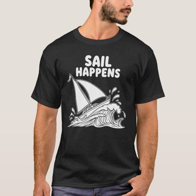 Camiseta Humor Náutico "Sail Happens" (Frente)