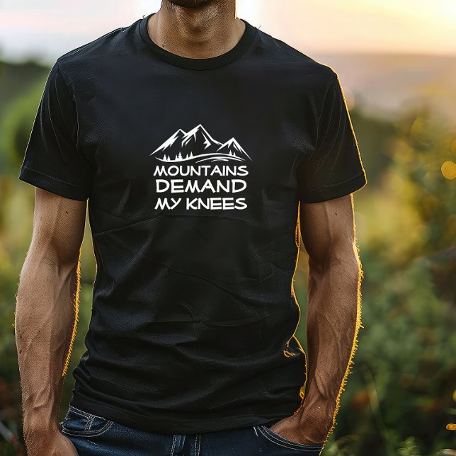 Camiseta Humor preto e branco de acampamento de caminhada (Ditch the desk and chase the views with our "Mountains Demand My Knees" t-shirt! )