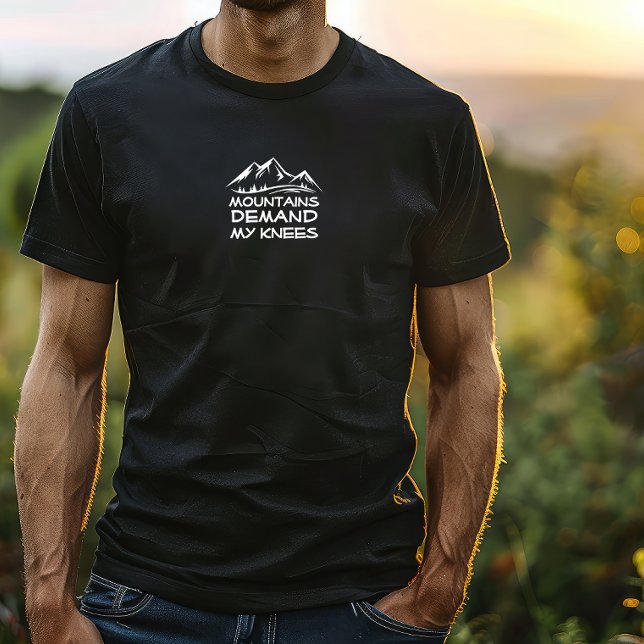 Camiseta Humor preto e branco de acampamento de caminhada (Ditch the desk and chase the views with our "Mountains Demand My Knees" t-shirt! )