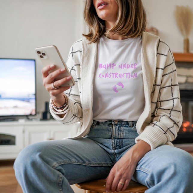 Camiseta Humorística impressão digital de gravidez rosa ( Pregnancy tee features a fun pink fingerprint design and the phrase "Bump Under Construction"!)