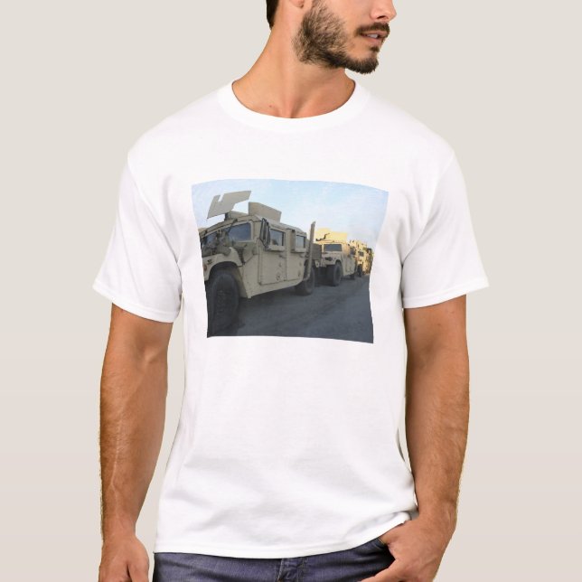 Camiseta Humvees sentam-se no píer da cidade de Morehead (Frente)