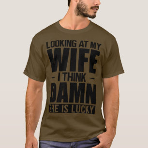 Camiseta Hus Olhando para a minha esposa mãe, ela tem sorte