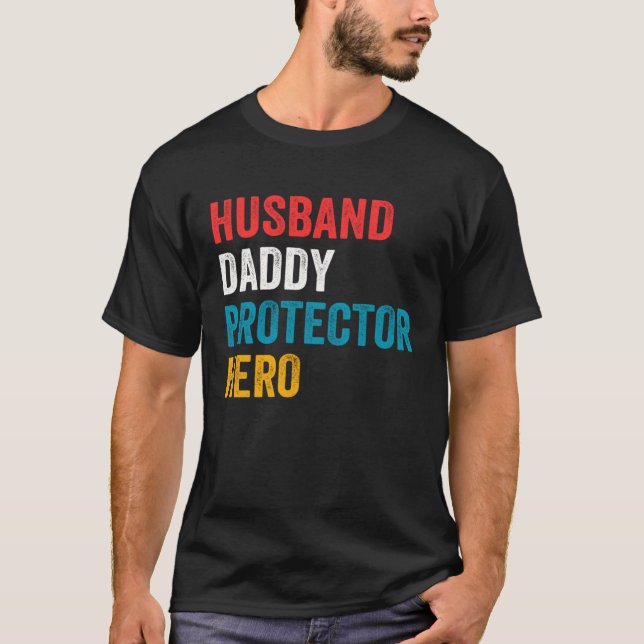 Camiseta Husband Daddy Protector Hero Father s Day Daddy (Frente)