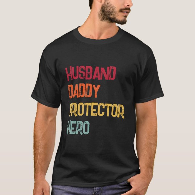 Camiseta Husband Daddy Protector Hero Fathers Day Dad (Frente)