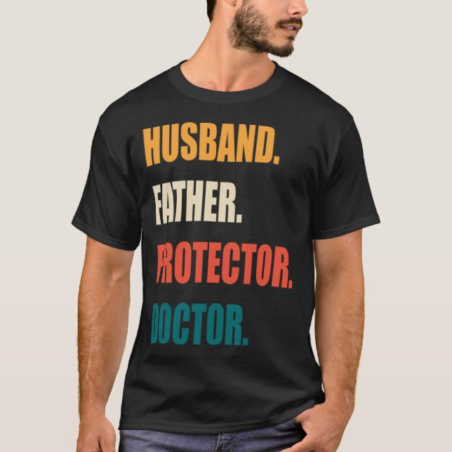 Camiseta Husband Father Protector Doctor (Frente)