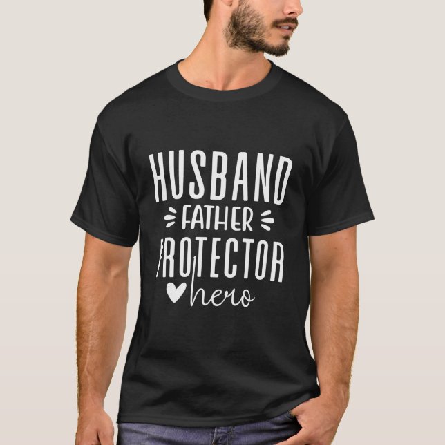 Camiseta Husband Father Protector Hilarious Father'S Day Fo (Frente)