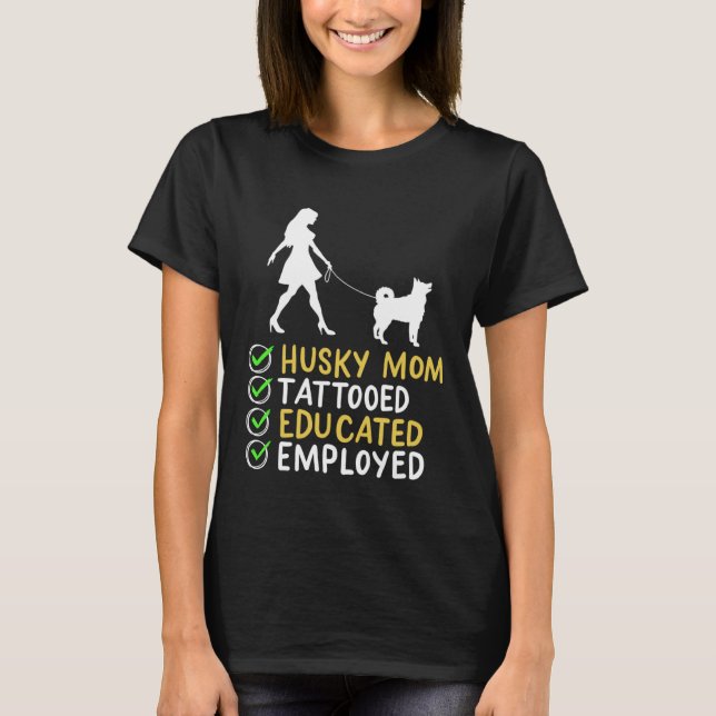 Camiseta Husky Mom Tattooed Educated Employed Husky Dog  Ap (Frente)