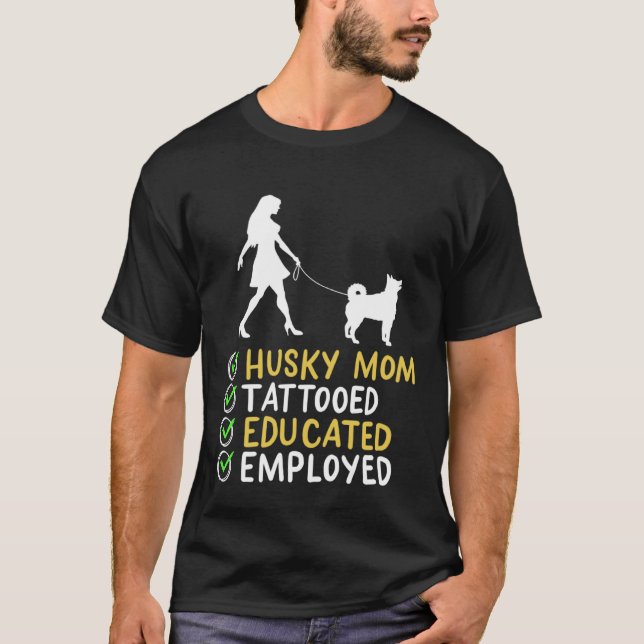 Camiseta Husky Mom Tattooed Educated Employed Husky Dog  Ap (Frente)
