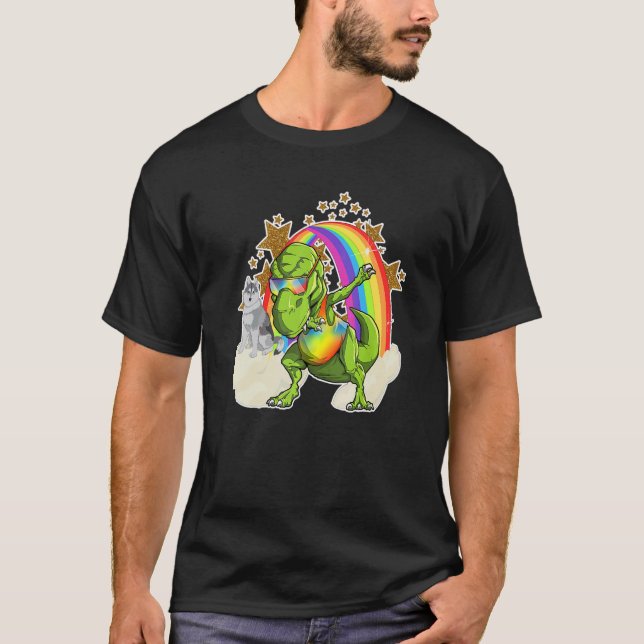 Camiseta Husky Siberiano Cavalga Nuvens Arco-íris ao Lado d (Frente)