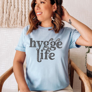 Camiseta Hygge Life Danish Nordic Typoographic Cozy Vibes