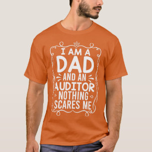 Camiseta I Am a Dad and an Auditor Nothing Scares Me Audito