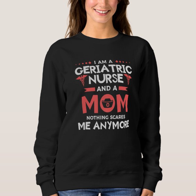 Camiseta I Am A Geriatric Nurse And A Mom Nothing Scares Me (Frente)