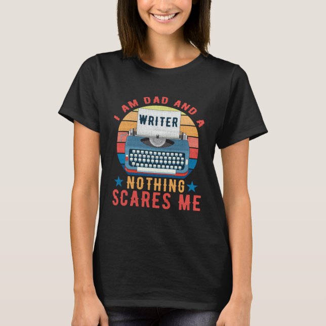Camiseta I Am Dad And A Writer Nothing Scares Me  Writers A (Frente)