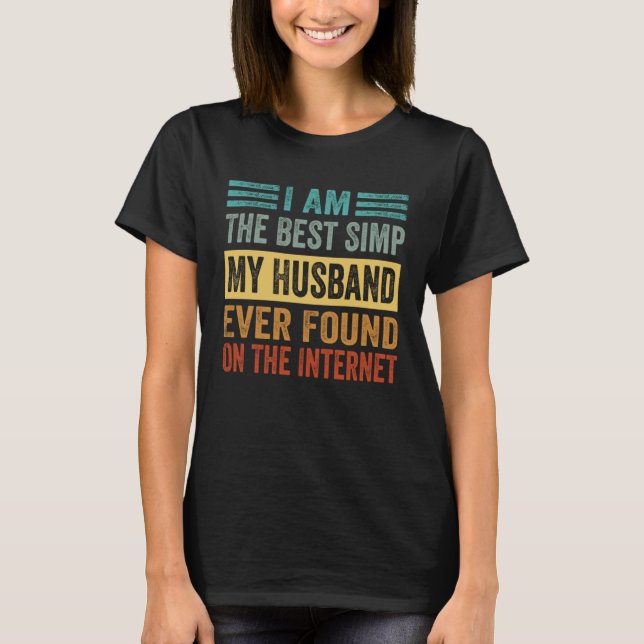 Camiseta I Am The Best Simp My Husband Ever Found On The In (Frente)