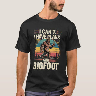 Camiseta I Can't I Have Plans With Bigfoot Funny Sasquatch 