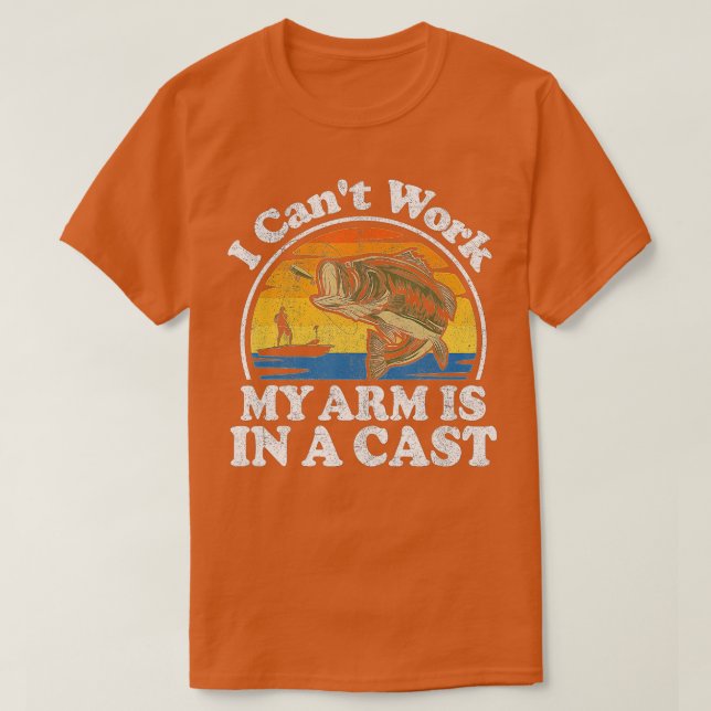 Camiseta I Cant Work My Arm Is In A Cast Funny Bass Fishing (Frente do Design)