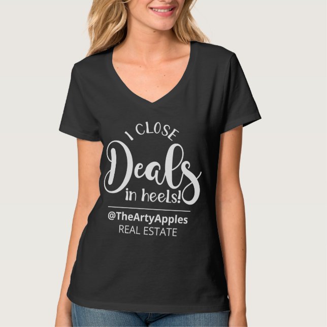 Camiseta I close deals in heels real estate agent girl boss (Frente)