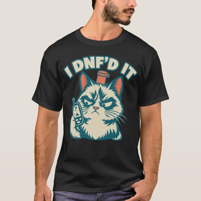 Camiseta I DNF’d It Again – Grumpy feline Geocaching Humor (Frente)