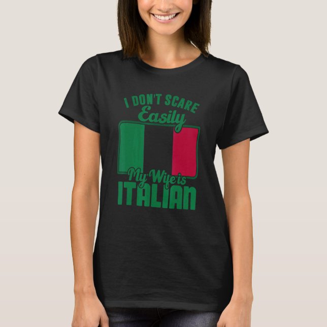 Camiseta I Dont Scare Easily My Wife Is Italian Me Proud It (Frente)