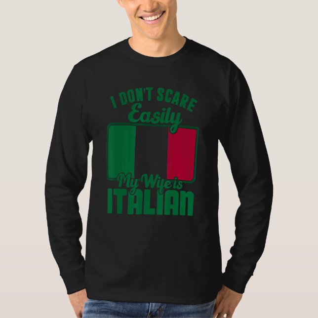 Camiseta I Dont Scare Easily My Wife Is Italian Me Proud It (Frente)