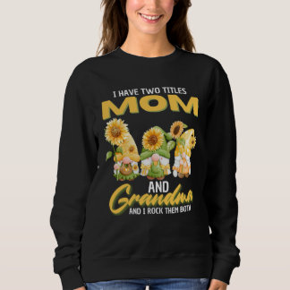 Camiseta I Have Two Titles Mom And Grandma Gnome Sunflower