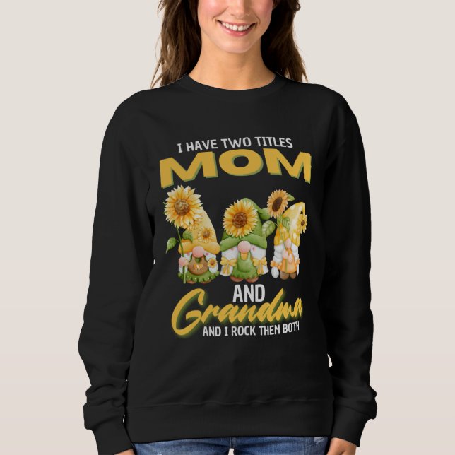 Camiseta I Have Two Titles Mom And Grandma Gnome Sunflower (Frente)